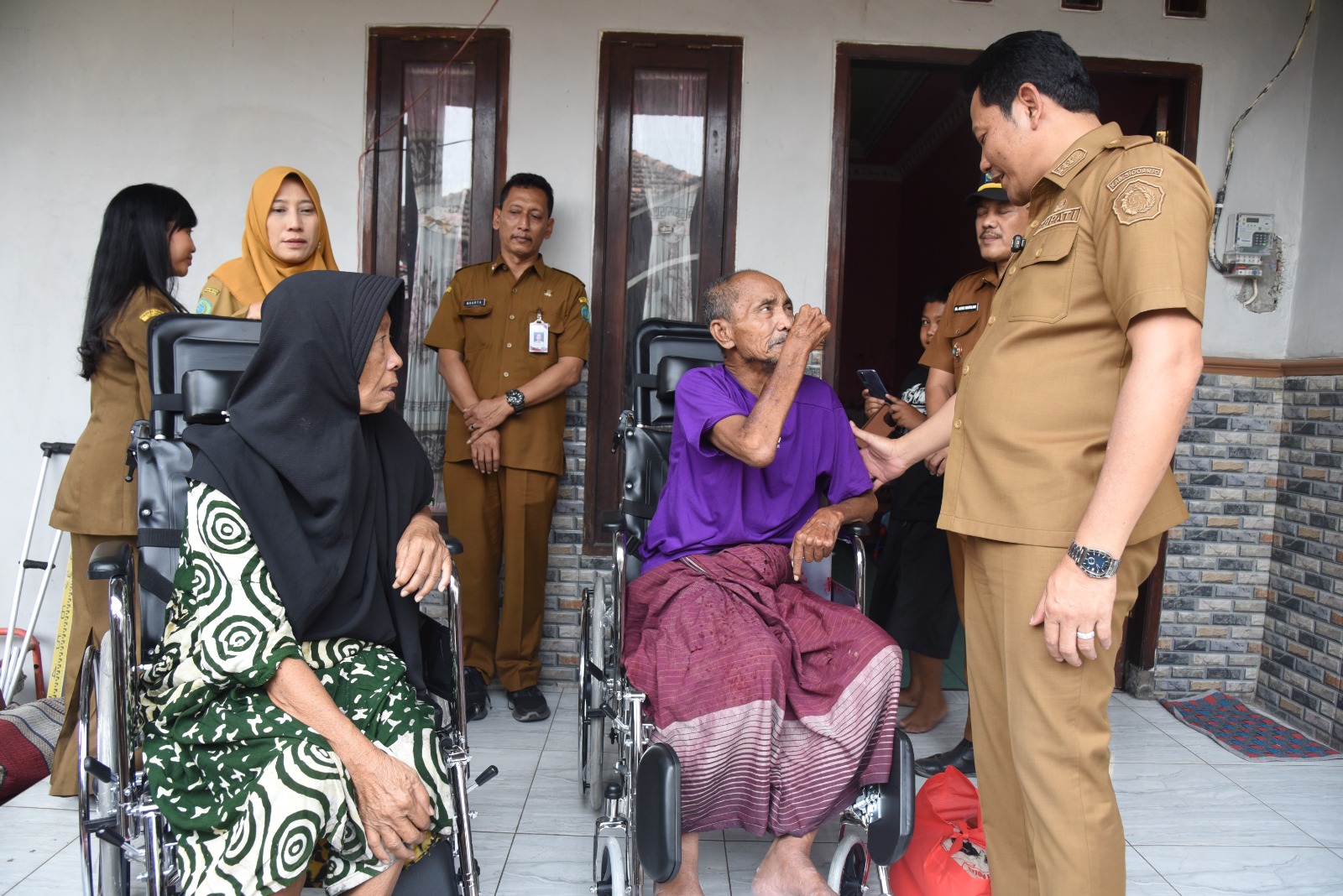 Bupati Sidoarjo Subandi menyerahkan bantuan kursi roda kepada warga yang membutuhkan di wilayah Kecamatan Sidoarjo, Senin (26/10/2026). (FT/Wawan)