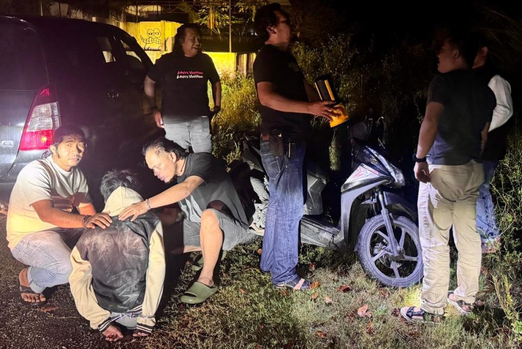 Tim Macan Kerinci Tangkap Residivis Curanmor, Satu DPO Tim Macan Kerinci dari Satreskrim Polres Kerinci bersama anggota Sat Intelkam mengamankan seorang pemuda berinisial S (19), terduga pelaku pencurian kendaraan bermotor (curanmor), di kawasan GOR Kota Sungai Penuh. Polisi turut mengamankan satu unit sepeda motor Honda Beat sebagai barang bukti