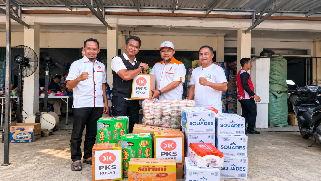 Ketua DPD PKS Kutai Kartanegara, Ust. Ahmad Zainuddin, M.Pd., bersama jajaran menyerahkan bantuan kebutuhan pokok bagi warga terdampak kebakaran di Kelurahan Sukarame, Tenggarong, Selasa (6/10/2026).