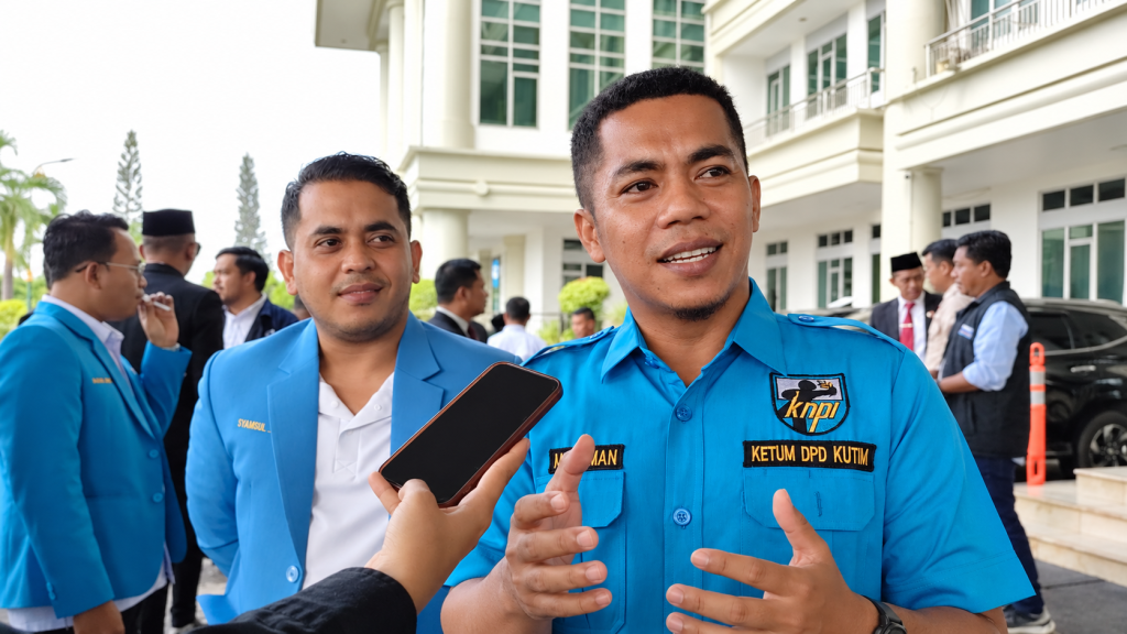 Momentum Sumpah Pemuda, KNPI Kutim Perkuat Peran Pemuda Ketua DPD KNPI Kutim Avivurahman Al Ghazali saat diwawancarai di Kantor Bupati Kutai Timur, seusai mengikuti upacara peringatan Hari Sumpah Pemuda ke-98, Rabu (28/10/2026).